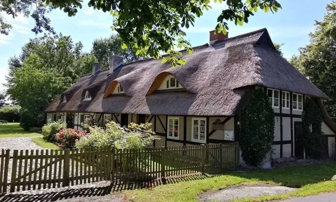 Schaprode Apartamento | Dusty rose cozy attic apartment with garden view for persons