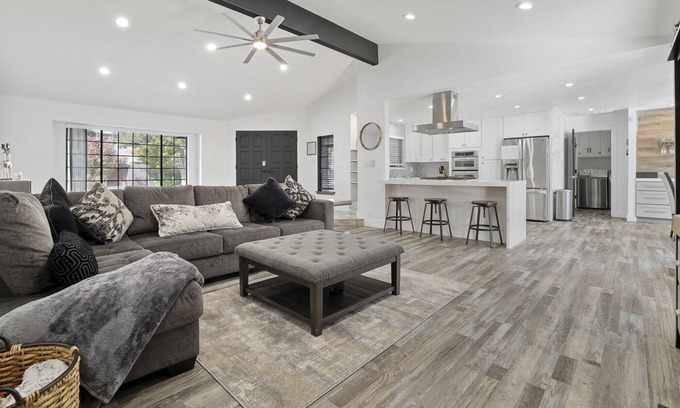 Modesto Casa | Dutchollow Luxury: Beautiful And Spacious 3/2 home