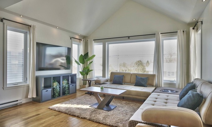 Sherbrooke Casa | Dynamite 2-Bedroom House WiFi Garage Sleeps 6