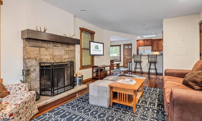 Vail Casa | E. Vail 2BD/2BA steps to Busline