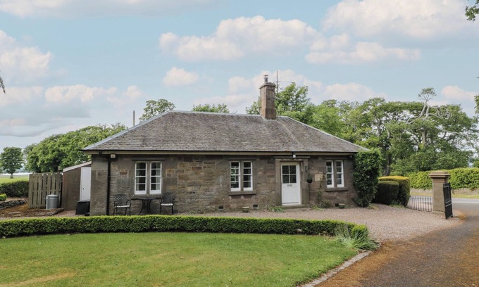 Glenisla Cabaña | EAGLE GLEN COTTAGE, romantic, with open fire in Coupar Angus
