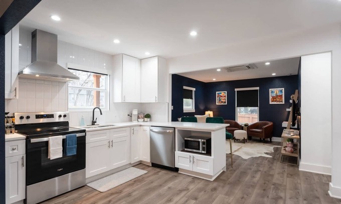 MLK Casa | East Austin Bungalow w Backyard Near Golf Course