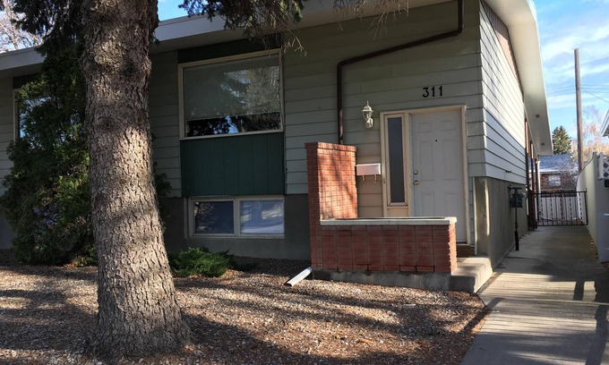 South Lethbridge Casa | Easy Access Full Duplex - Sleeps 12