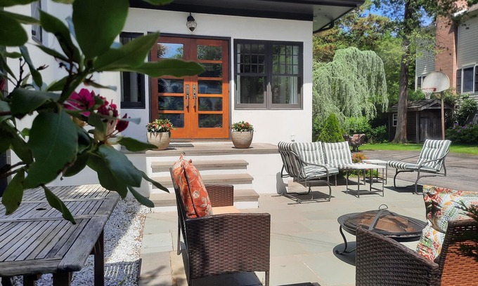 White Plains Casa | Easy train ride to Grand Central NYC - traditional tudor in gorgeous location