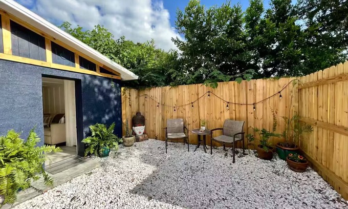 Bearss Plaza Cabaña | Eco-Friendly Charming Tampa Cottage - Full Kitchen, Parking, Wifi