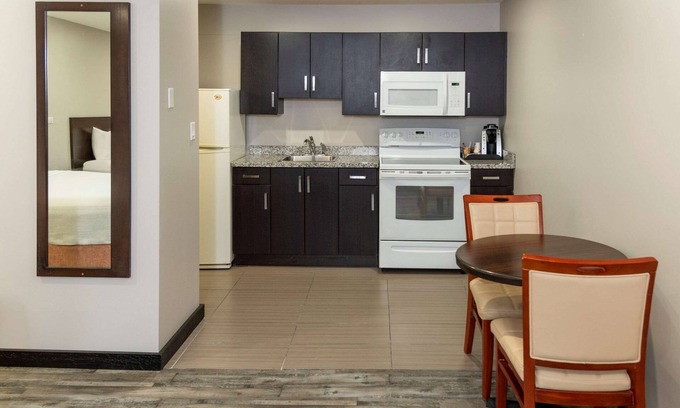 Medicine Hat Hotel | Econo Lodge Inn & Suites