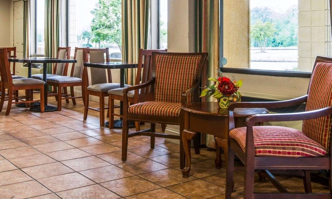 Columbus Hotel | Econo Lodge Inn & Suites Columbus near Fort Benning