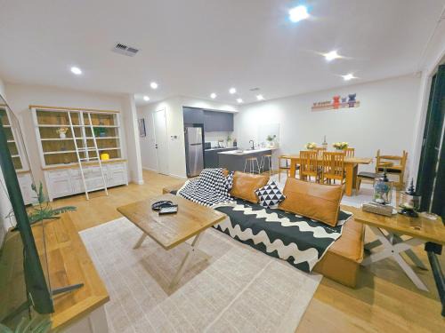 Mitchell Park Villa | Eden - Kaws 伊甸园 - 潮熊