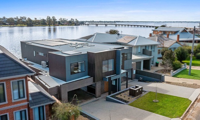 Yarrawonga Casa | Edgewater on Irvine S