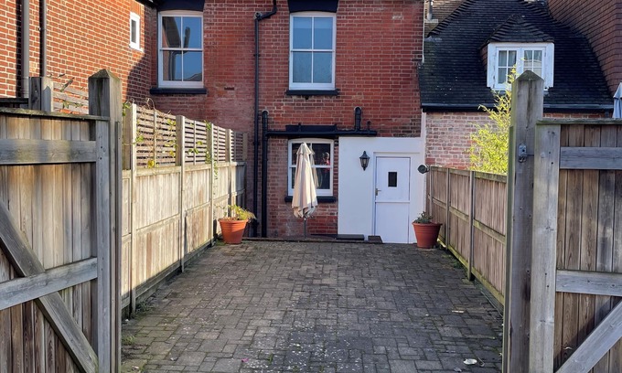 Salisbury Casa | Eighty-Eight, Cathedral View with Private Parking & EV Charger