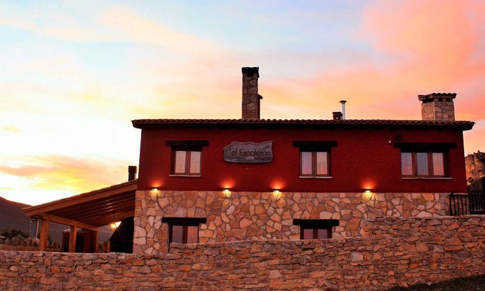 Una Apartamento | Casa el Escalerón 1 | Patio con vistas, chimenea y barbacoa