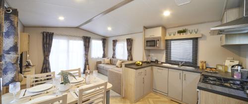 Great Houghton Casa | Elegant 2 Bed 1 and Half Bath Caravan in Holiday Resort Village