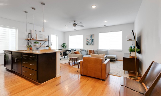 North Chesterfield Apartamento | Elegant 3-Bedroom Home with Stunning Rooftop Deck & Dining Area