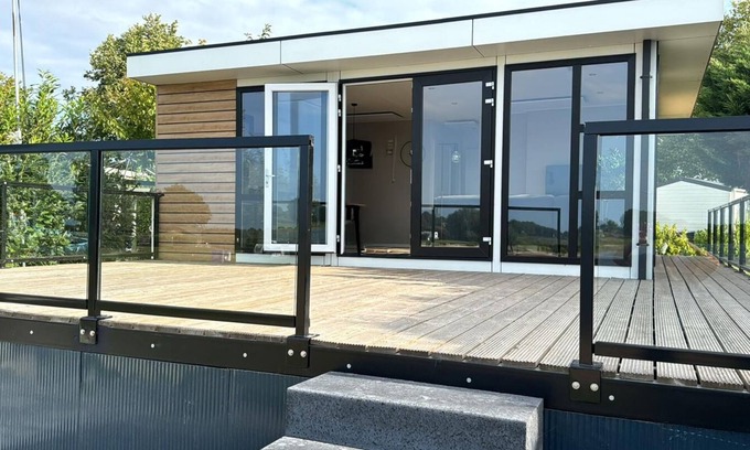 Lathum Casa | Elegant chalet for 4 people with 2 bathrooms, a terrace, free WiFi, and a luxury kitchen.