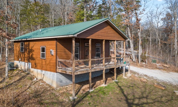 Marble Falls Cabina | NUEVA cabina con bañera de hidromasaje para 2 personas en Master, chimenea. Cerca del río búfalo