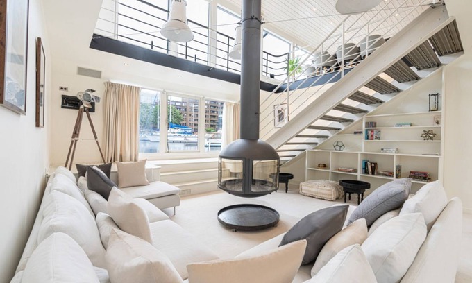 Tower Hill Alquiler De Eote | Charming houseboat featuring a sauna