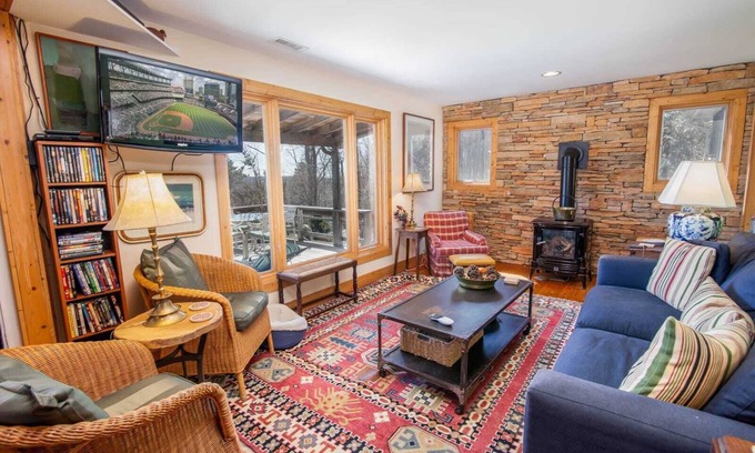 Blowing Rock Cabaña | Elegante cabaña con vistas a la montaña, decoración rústica, parrilla, hamaca, cerca de las comodidades