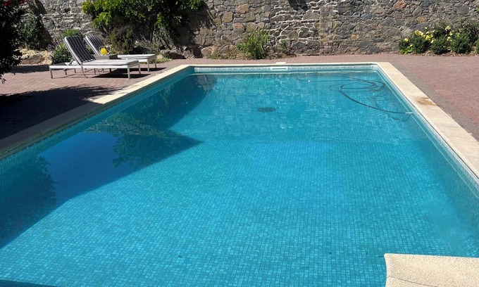 Saint Andrew Apartamento | Elegant studio and tranquil pool, central location.