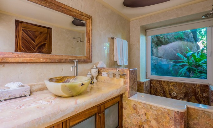 Boca de Tomatlán Villa | Elegant Suite With Beach View