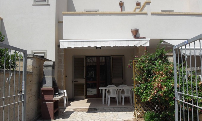 Santa Maria al Bagno Villa | Elegante villa en tres niveles más terraza con vista al mar.