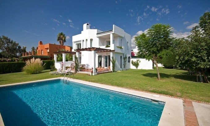 Nueva Andalucia Villa | CHALET ELEGANTE CON PISCINA BONITA EN PRIMERA LINEA DE GOLF DE MARBELLA