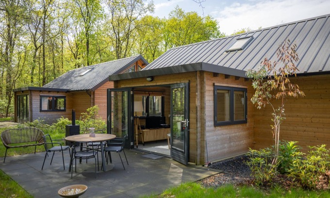 Zon en Schild Casa | Elegant wooden house on the edge of the forest