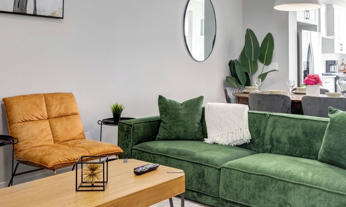 Calgary Casa | Elite 10-Bed Retreat - Hot Tub |AC| Fenced Yard | Parking | 2 Kitchens