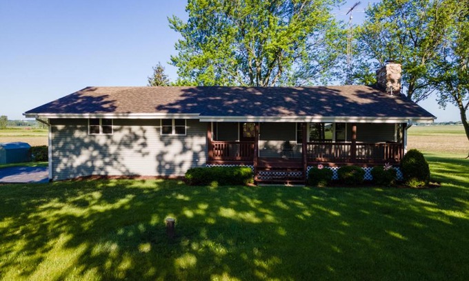 Lake Geneva Casa | Elkhorn 3 Bedroom 2 Bathroom Log Cabin Sleeps 8 - Lincoln Log Cabin