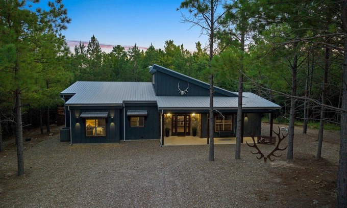 Bouvet Island Cabina | Elkhorn on the Creek-Rustic Gem on the Creek. Pet Friendly!