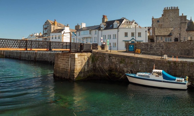 Castletown Cabaña | Ellan Vannin - sleeps 5 guests in 3 bedrooms