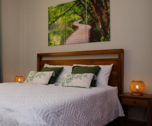 Candos Apartamento | Ellara Escapes - Modern 1-Bedroom Apartment with Hill View - Sodnac, Quatre Bornes