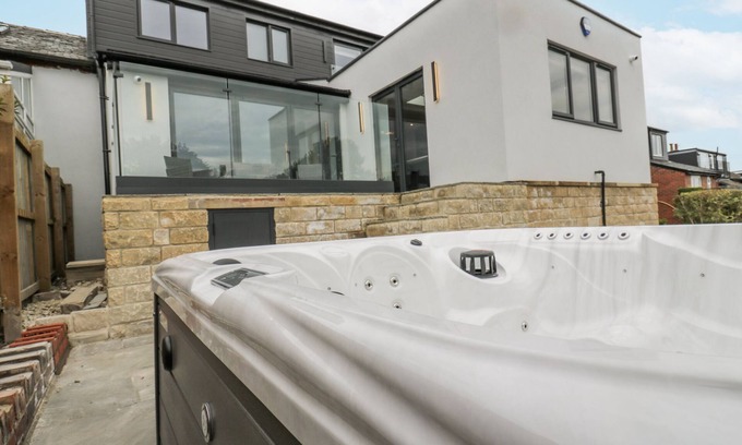 Ainley Top Cabaña | ELLIS HOUSE, pet friendly, luxury holiday cottage in Huddersfield