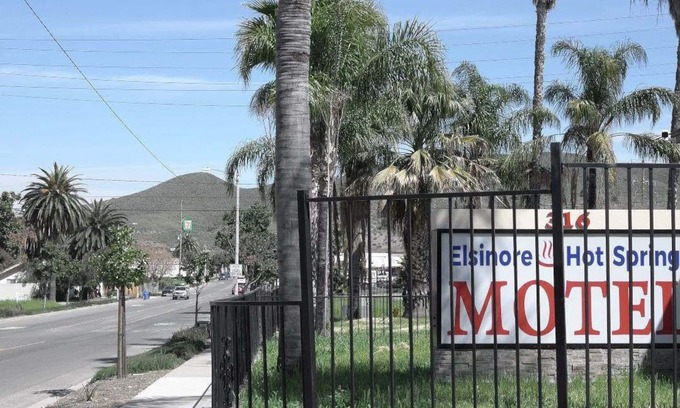 Lake Elsinore Hotel | Elsinore Hot Springs & Lodge