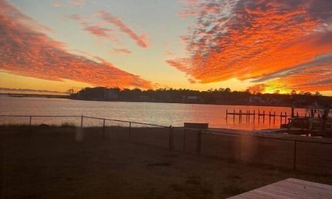 Newport Casa | Emerald Isle, Atlantic Beach, Beaufort. Cottage is waterfront on ICW.