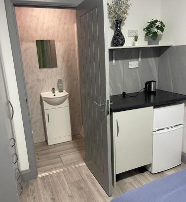 Cranford Casa | En-Suite Double Room in Hounslow