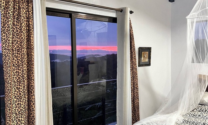 Curridabat Chalet De Esquí | Enchanting 3-bedroom mountain chalet WiFi AC. . Beautiful sunset views Hot Tub!