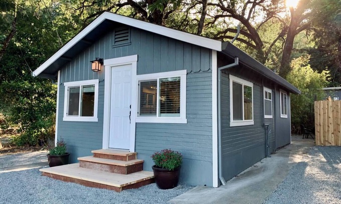 California Wine Country Cabaña | Enchanting Creekside Retreat: Your Downtown Oasis