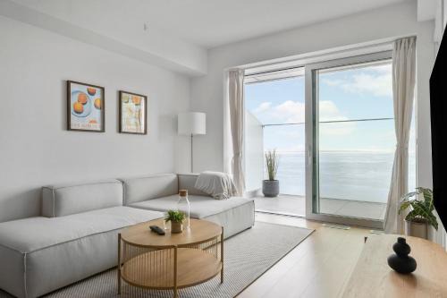 Aarhus C Apartamento | Endless ocean views with private balcony