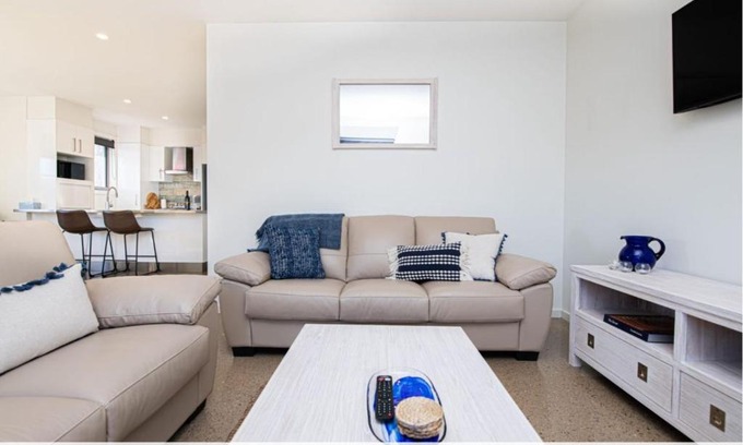 Orange Villa | Endsleigh II - Cosy 2 Bedroom Villa, Free Wifi, Near CBD