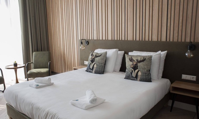 Voorthuizen Hotel | Enjoy a luxury family room for 4 people at De Boshoek Recreation Park, located in the heart of the Veluwe. Comfort, nature, and tranquility await!