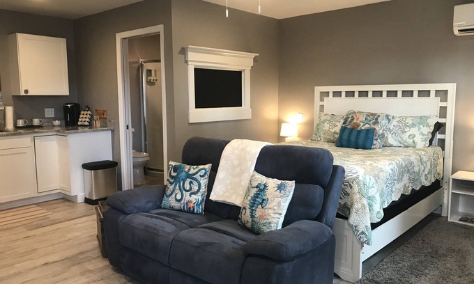 Jacksonville Beach Apartamento | Enjoy GEM 2 in Jax Beach |4 blocks to the Ocean |Shared Patio |BBQ |Studio Apartment |Month Stays Ok