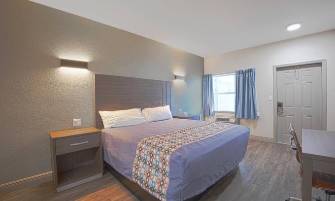 Le Barons Of Titusville Hotel | Enjoy Kitchenette Room Near Kennedy Center, Parking Available