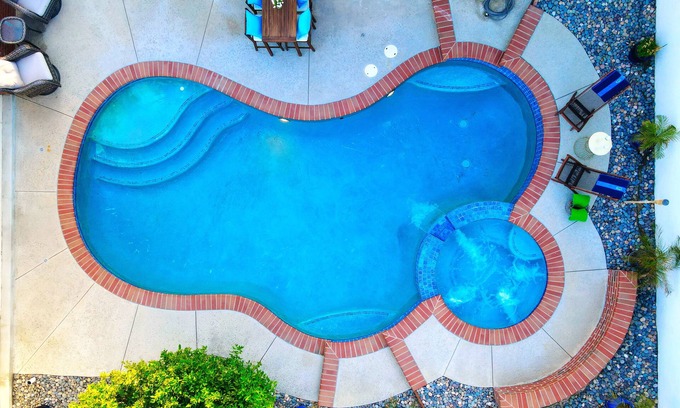 La Crescenta Casa | Enjoy La Crescenta Living. Work, Play, Swim.