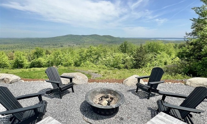Sebago Casa | Enjoy sunrise views over Sebago Lake
