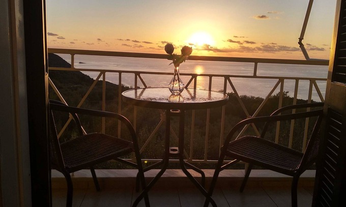 Kalamitsi Casa | ¡Disfruta de las puestas de sol del mar de Ioania en tu balcón!
