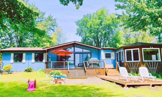 Victoria Road Cabaña | Enjoy time at this waterfront four season cottage