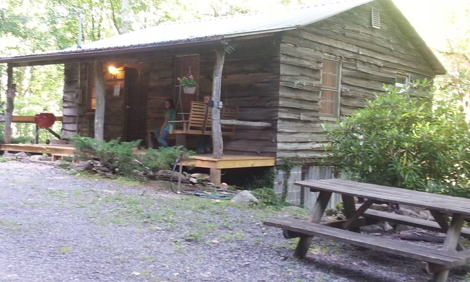 Cullowhee Cabina | Disfrute viendo los caballos vagan por su porche delantero