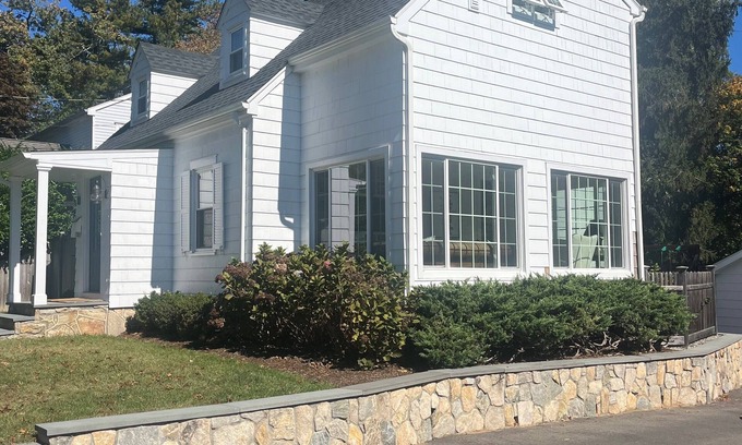 Fairfield Casa | Enjoyable 3 bedroom house in Fairfield, four miles to downtown and beaches