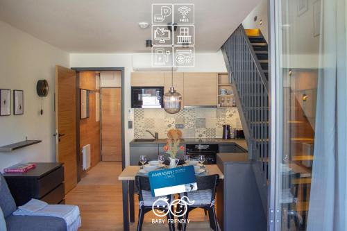 Harrachov Apartamento | ENJOYHARRACHOV - Atraktivní klidný klimatizovaný apartmán 20 v centru Harrachova s parkováním, Wifi-WLAN, SAT, herní konzolí, Ipad, Netflix zdarma, možností dobíjení auta, výhledem do zahrady a na kostelík jen 150m od lanovky