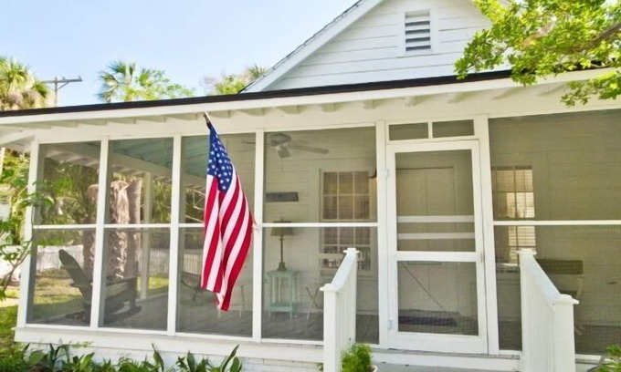 Tybee Island Cabaña | Enlisted Men's Mess Hall / Screened Inn c1925! Faro, mascotas, historia!